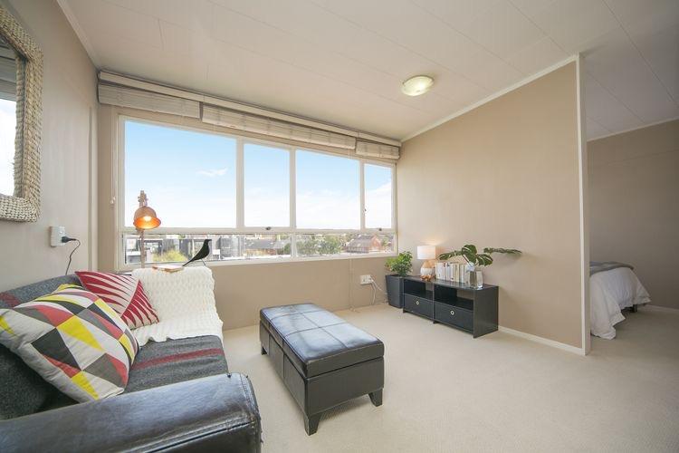 Newmarket 1 bedroom penthouse studio Apartment with carpark for rent