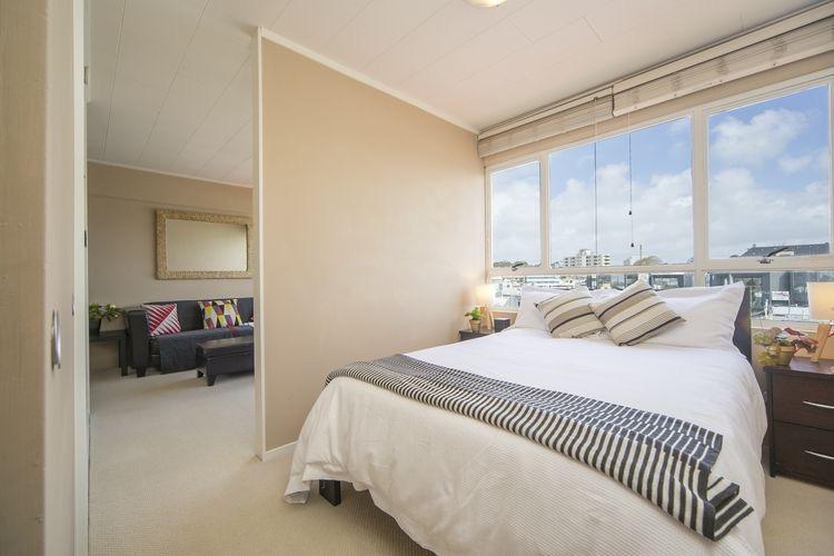 Newmarket 1 bedroom penthouse studio Apartment with carpark for rent