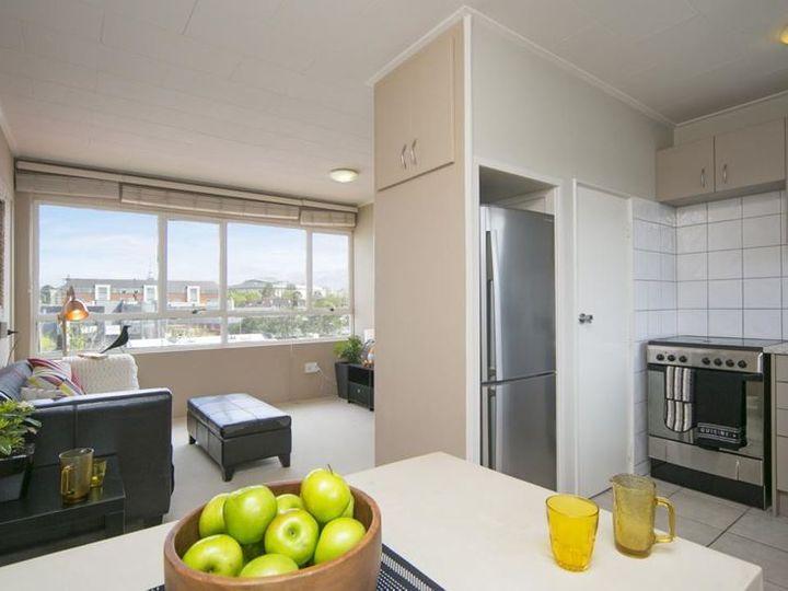 Newmarket 1 bedroom penthouse studio Apartment with carpark for rent