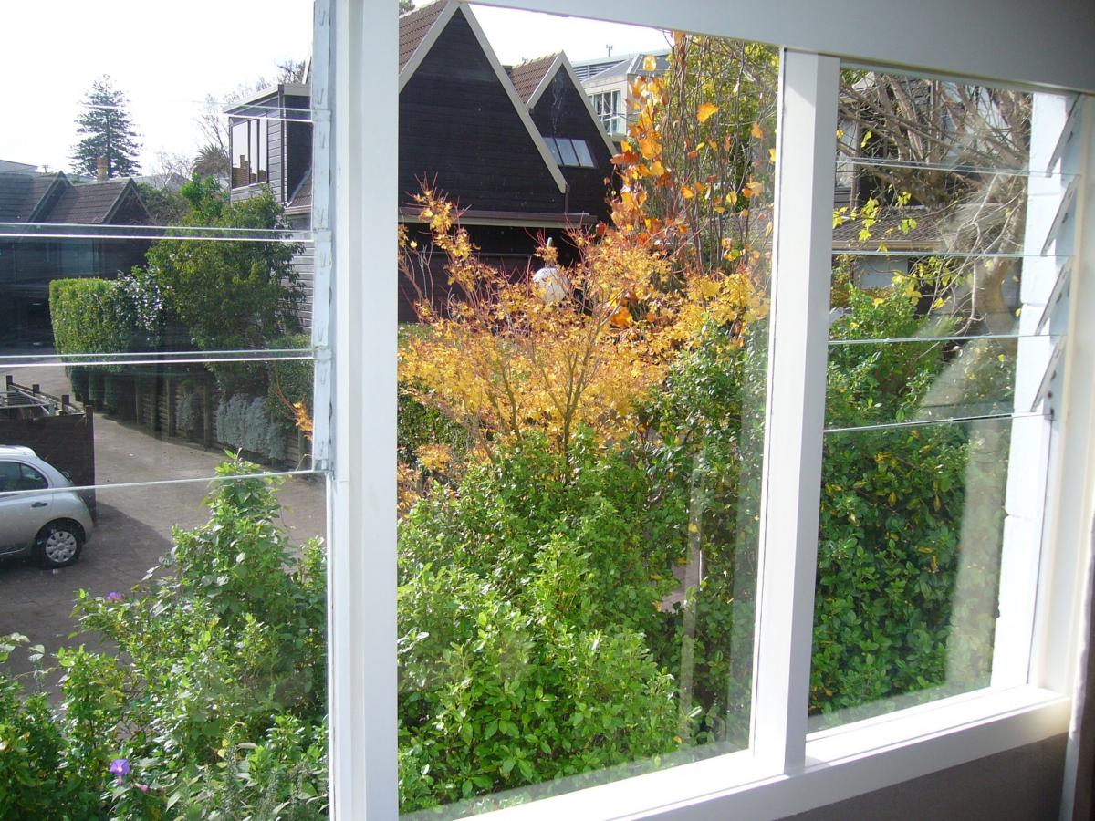 Parnell 2 bedroom semifurnished apartment with carport for rent