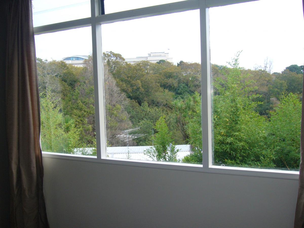 Parnell 2 bedroom semifurnished apartment with carport for rent