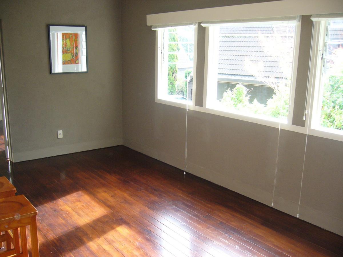 Parnell 2 bedroom semifurnished apartment with carport for rent